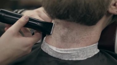 Berber dükkanındaki yakışıklı sakallı genç adam, 50 fp ile 25 fps arası yavaş çekim. Sakal kırpma