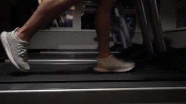 Erkek bacakları koşu bandında, dramatik ışık