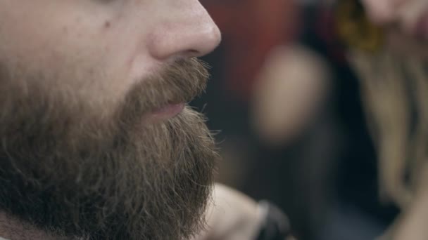 床屋の若いハンサムなひげそりの男 スローモーション50Fpsから25Fps 髭のトリミング — ストック動画