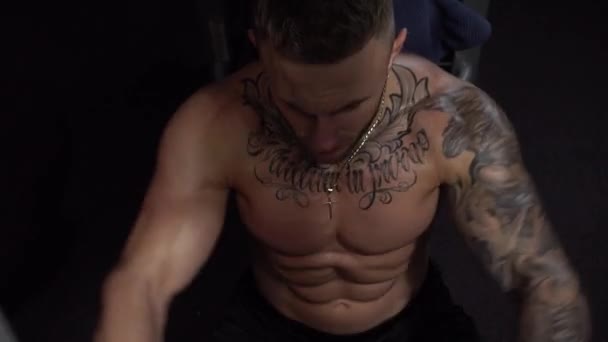 Pec Fly Machine Exercice Gars Forme Dans Salle Gym — Video