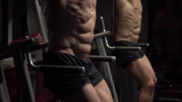 Abs练习悬挂在镜面附近的健身房机器上 — 图库视频影像
