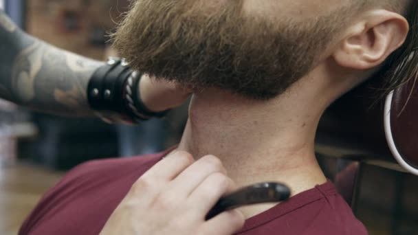 Knappe Man Met Een Baard Kapperszaak Slow Motion 50Fps Tot — Stockvideo