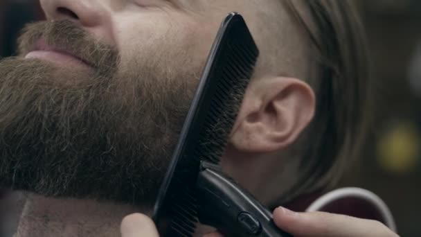 理发店里年轻英俊的大胡子男人慢动作50到25英尺每秒 胡子修整 — 图库视频影像