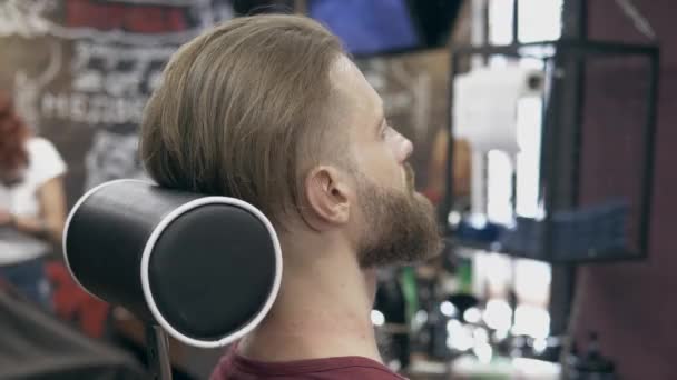 Homem Barbudo Bonito Jovem Barbearia Profundidade Campo Rasa — Vídeo de Stock