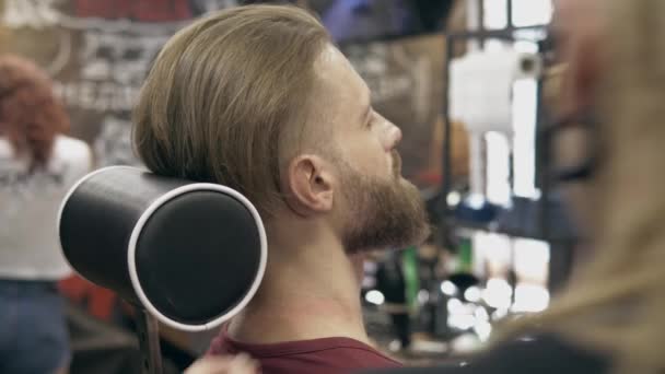 Junger Schöner Bärtiger Mann Beim Friseur Flache Schärfentiefe — Stockvideo