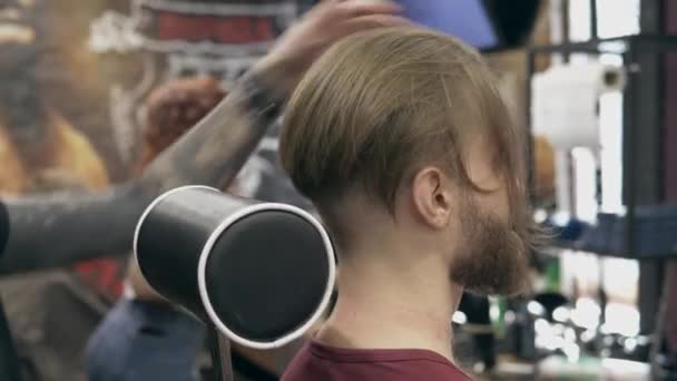 若いハンサムな理髪店でひげを生やした男 フィールドの浅い深さ クッションの上に頭を置く — ストック動画