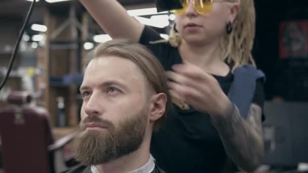 Junger Gutaussehender Bärtiger Mann Beim Friseur Flache Schärfentiefe Haartrocknungsprozess — Stockvideo