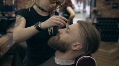 Rastalı genç bir kadın tarafından şekillendirilen yakışıklı sakallı adam, 50 fps ile 25 fps arasında yavaş çekim. Sakal kırpma