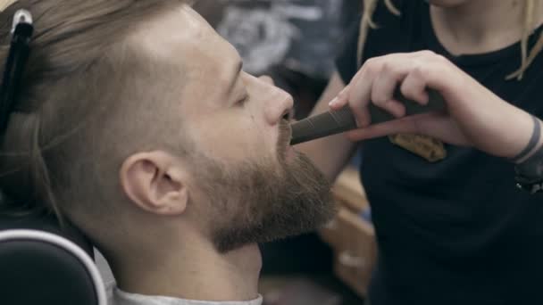 Молодой Красивый Бородатый Мужчина Парикмахерской Мелкая Глубина Резкости — стоковое видео