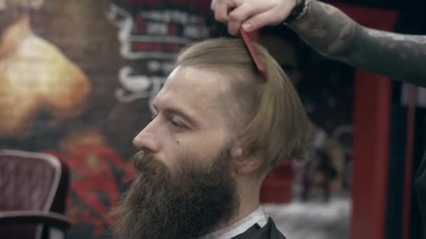 Молодий Красивий Бородатий Чоловік Перукарні Мала Глибина Різкості Обрізка Волосся — стокове відео
