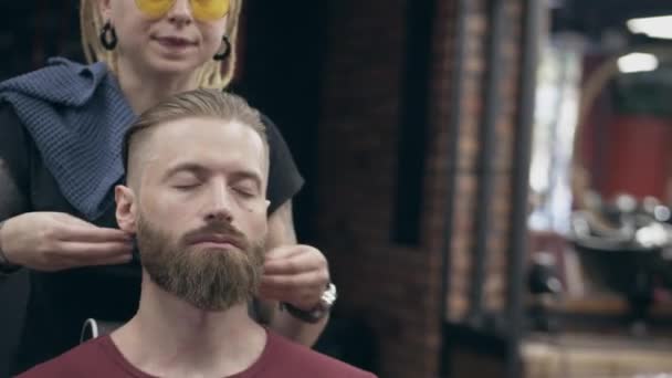 Молодий Красивий Бородатий Чоловік Перукарні Мала Глибина Різкості Покриття Бородою — стокове відео