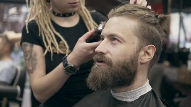 英俊的留着胡子的男人 年轻的女人带着可怕的头发 慢动作 头发修整 — 图库视频影像