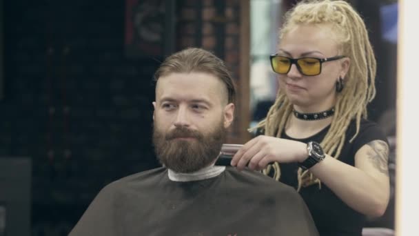 Beau Barbu Style Homme Par Jeune Femme Avec Dreadlocks Tir — Video