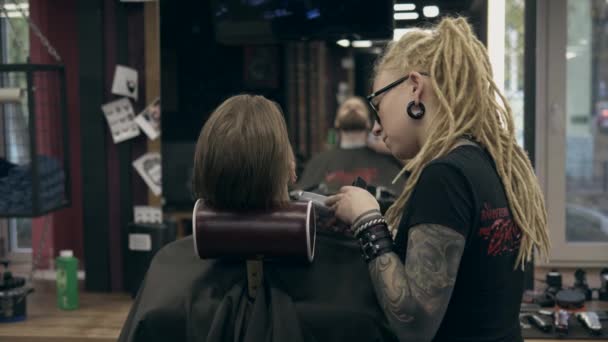 Beau Barbu Style Homme Par Jeune Femme Avec Dreadlocks Tir — Video