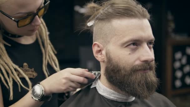Sakallı Yakışıklı Bir Adam Rasta Saçlı Genç Bir Kadından Ağır — Stok video