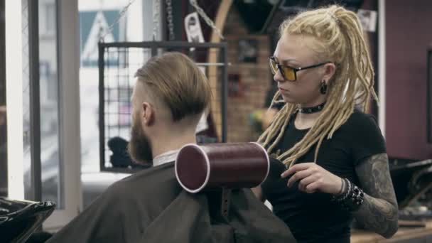 Bonito Homem Barbudo Styling Por Mulher Jovem Com Dreadlocks Tiro — Vídeo de Stock