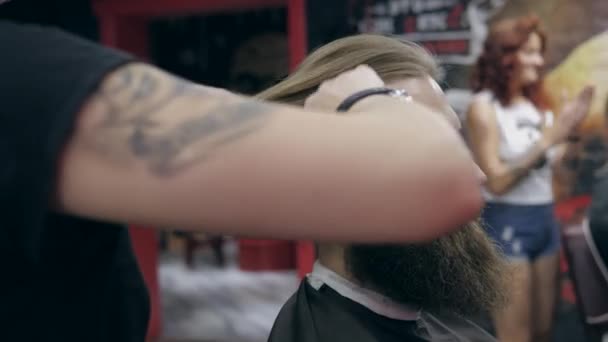 年轻英俊的大胡子男人在理发店 浅浅的田野深处 头发修整 — 图库视频影像