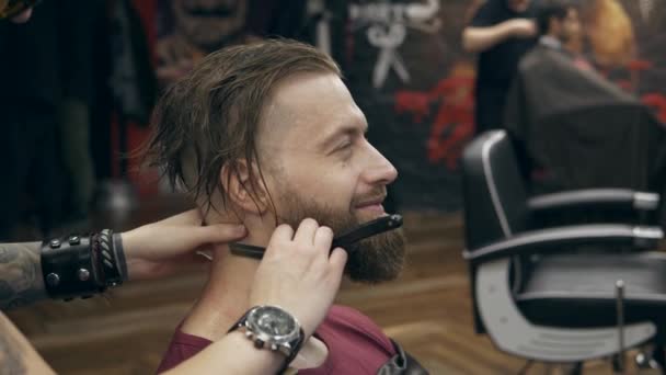 英俊的留着胡子的男人 年轻的女人带着可怕的头发 慢动作 剃须刀剪颈毛 — 图库视频影像