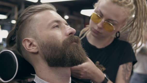 Junger Schöner Bärtiger Mann Beim Friseur Flache Schärfentiefe — Stockvideo