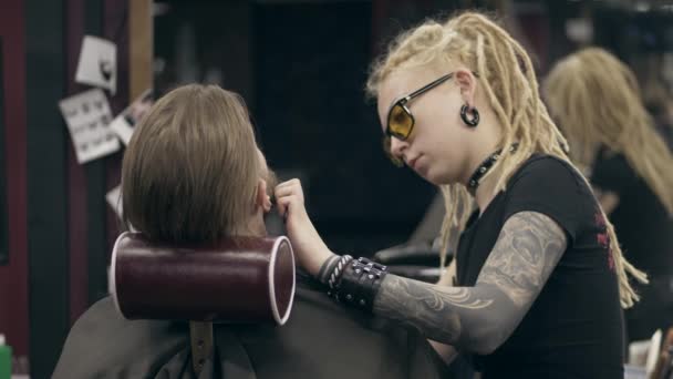 Knappe Man Met Baard Styling Door Jonge Vrouw Met Dreadlocks — Stockvideo