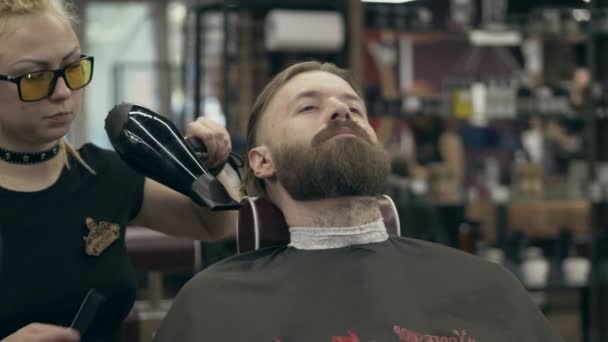 Schöner Bärtiger Mann Styling Durch Junge Frau Mit Dreadlocks Zeitlupenaufnahme — Stockvideo