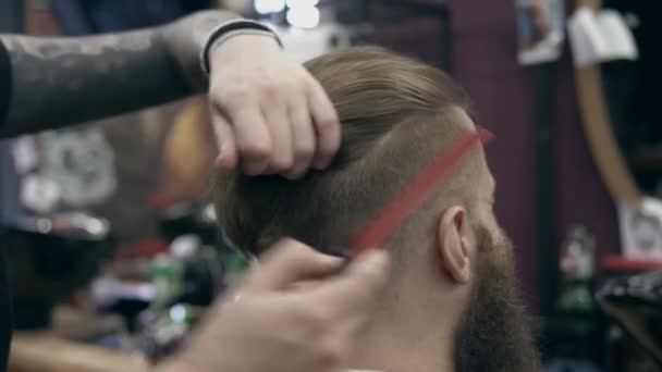 Joven Hombre Barbudo Guapo Barbería Poca Profundidad Campo Corte Cabello — Vídeo de stock