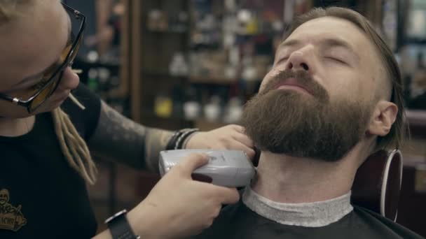英俊的留着胡子的男人 由年轻的女人带着可怕的头发 慢动作拍摄在50英尺 秒到25英尺 胡子修整 — 图库视频影像