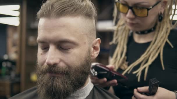 Pohledný Vousatý Muž Stylizovaný Mladou Ženou Dredy Zpomalený Ořezávání Vlasů — Stock video