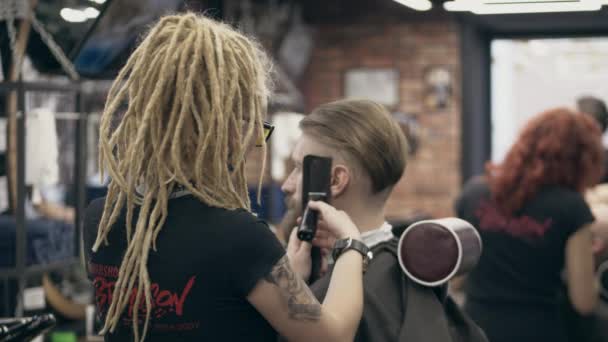 Handsome Bearded Man Styling Young Woman Dreadlocks Slow Motion Shot — ストック動画
