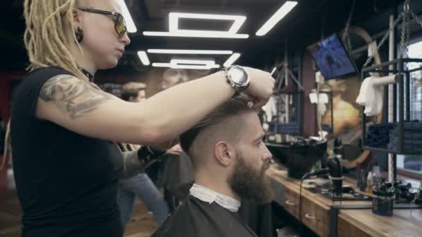 Bonito Homem Barbudo Styling Por Mulher Jovem Com Dreadlocks Câmera — Vídeo de Stock