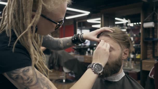 若いハンサムな理髪店でひげを生やした男 フィールドの浅い深さ エピレーション付きのブラウンフィックス — ストック動画