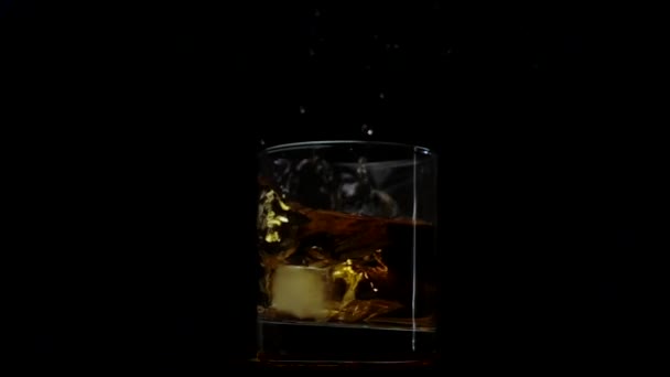 Cubes Glace Tombant Dans Verre Avec Liqueur Ralenti 500 Ips — Video