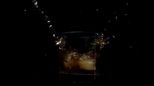 冰块与酒一起倒入玻璃杯 慢动作500 Fps — 图库视频影像