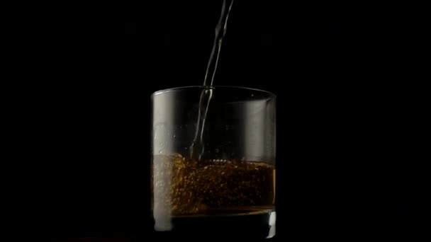 Whisky Feltöltött Üveg Lassított Felvétel 500 Fps — Stock videók