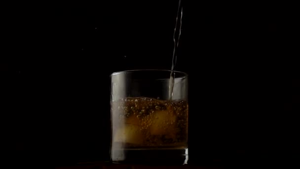 Whisky Napełniająca Szkło Slow Motion 500 Fps — Wideo stockowe