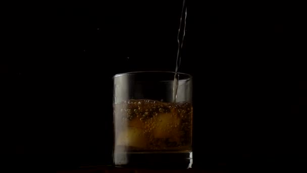 Whisky Relleno Vidrio Cámara Lenta 500 Fps — Vídeo de stock