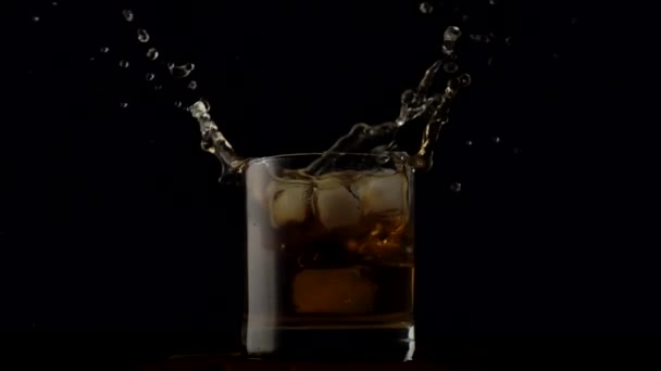 冰块与酒一起倒入玻璃杯 慢动作500 Fps — 图库视频影像