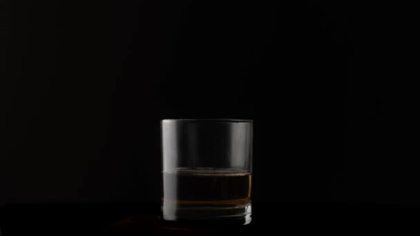 酒とガラスに落ちる氷のキューブ スローモーション120 Fps — ストック動画