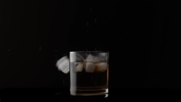 Ijsblokjes Vallen Glas Met Drank Slow Motion 120 Fps — Stockvideo