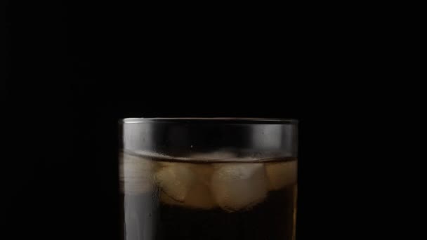 Cubos Hielo Giratorios Vidrio Con Whisky Cerca Cámara Lenta — Vídeo de stock