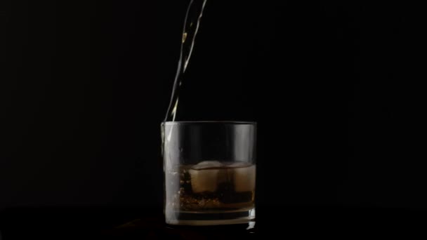 威士忌倒满玻璃杯 慢动作500Fps — 图库视频影像