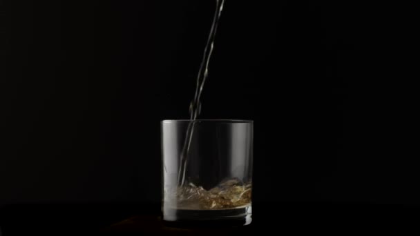 威士忌倒满玻璃杯 慢动作500Fps — 图库视频影像