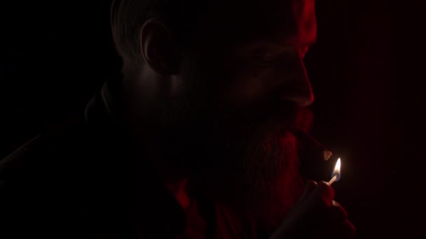 Iluminando Cigarro Fumando Barbudo Homem Preto Perto Movimento Lento — Vídeo de Stock