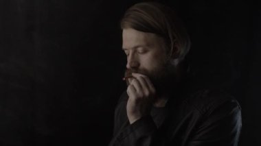 Siyaha tüttüren sakallı adam. Yavaş çekim