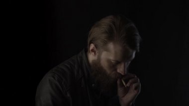 Siyaha tüttüren sakallı adam. Yavaş çekim