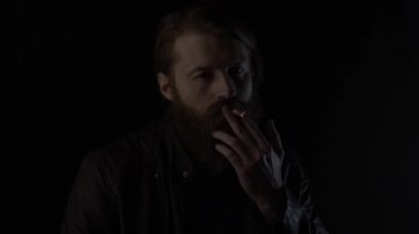 Siyaha tüttüren sakallı adam. Yavaş çekim