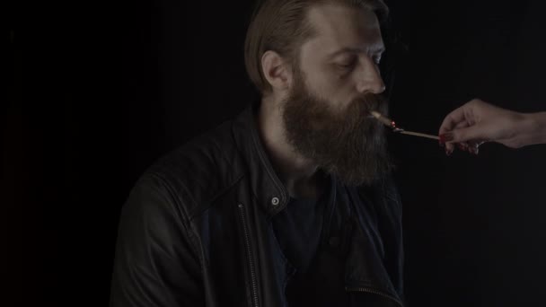 Палити Бородатого Чоловіка Чорному Освітлюючи Сигарету Рукою Жінки Віскі Після — стокове відео