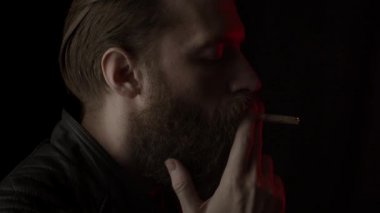 Siyah üzerine sigara içen adam.