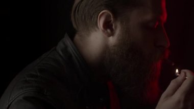 Siyah üzerine sigara içen adam.