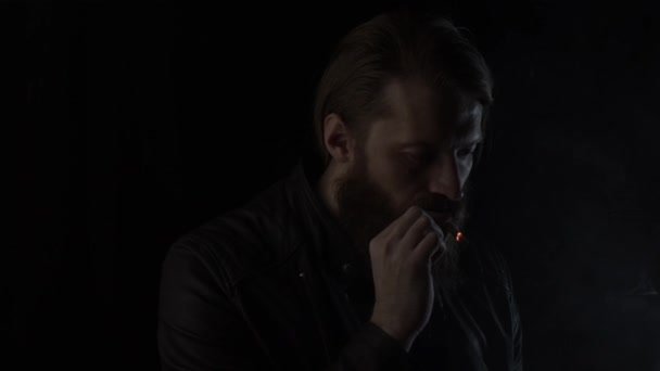 Hombre fumador en negro — Vídeos de Stock